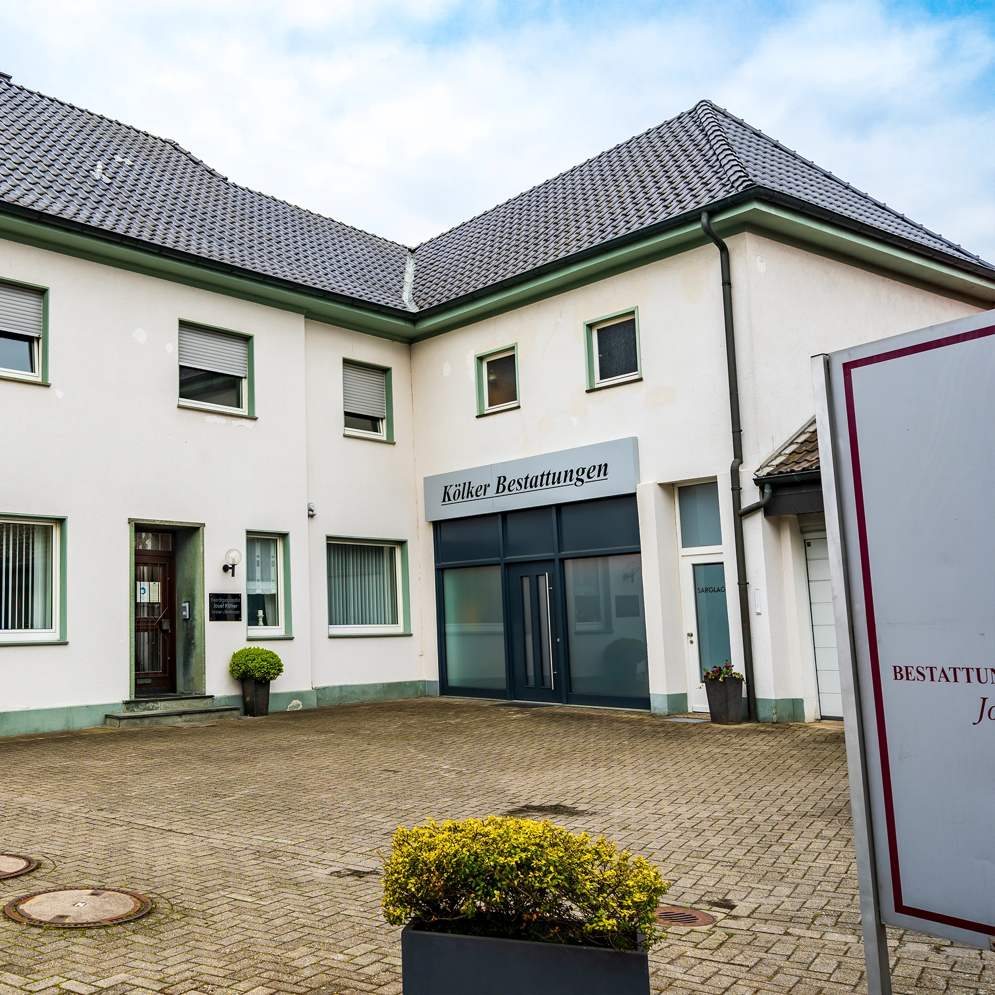 Außenansicht des Gebäudes der Bestattungshilfe in Rheine -	Kölker – Greven Bernhardstraße 